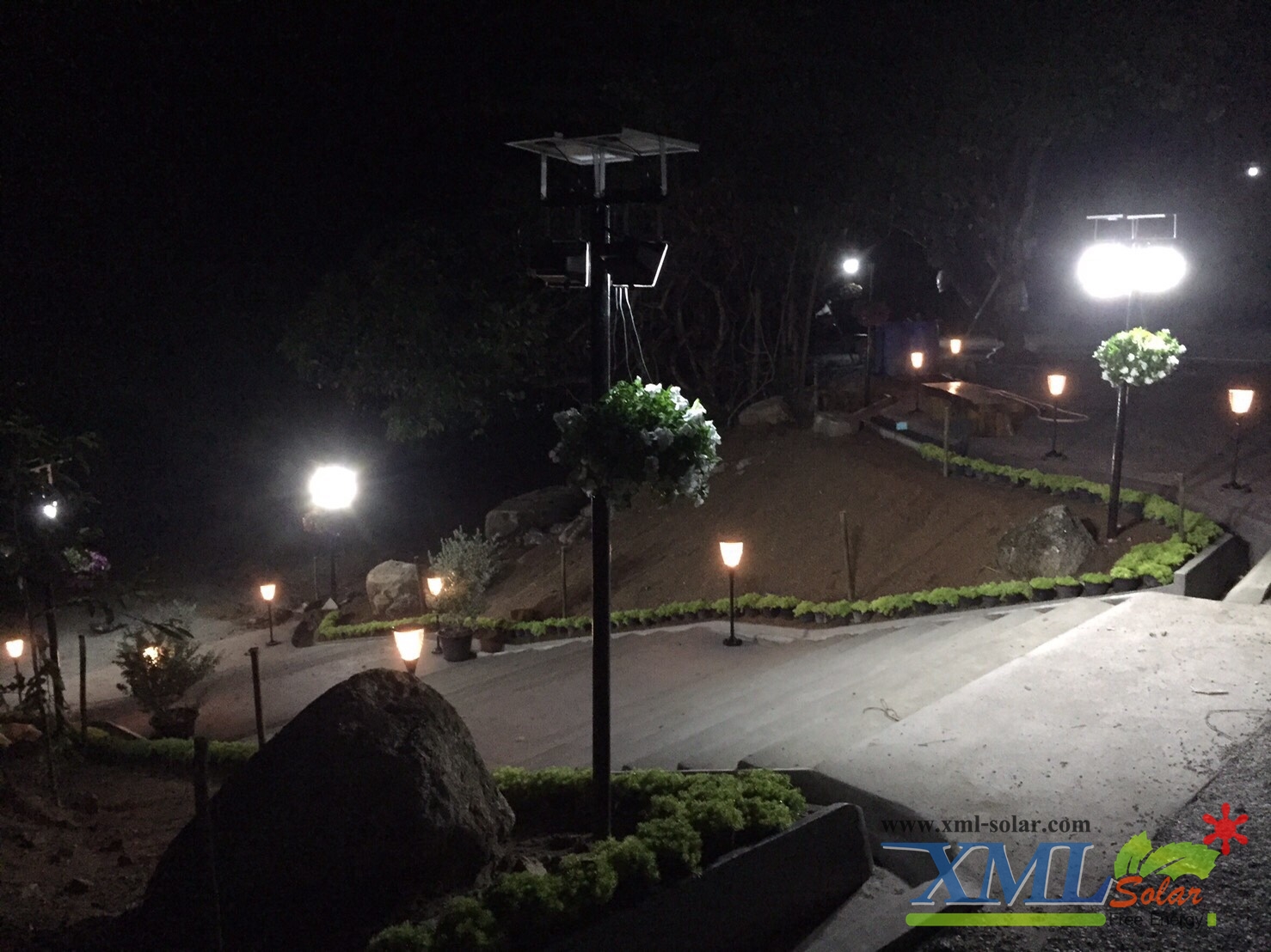 ไฟตั้งพื้นสนามโซล่าเซลล์ ทรงถ้วย (เเสง : เหลืองวอมไวท์)(1 แถม 1)