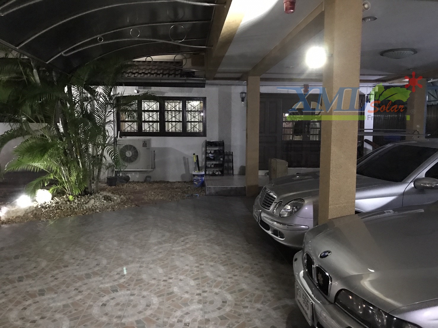 ไฟสปอตไลท์โซล่าเซลล์ 30 Watt กล่องสีน้ำตาล (เปิดได้ 3 แสง)