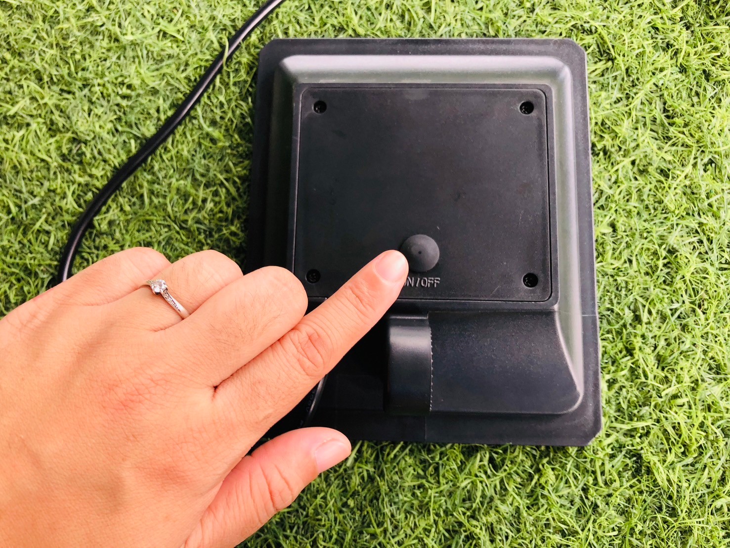 สปอร์ตไลท์ปักสนามโซล่าเซลล์ DC-16 รุ่น 2 หัว สาย 3 เมตร (แสง : เหลืองวอมไวท์)