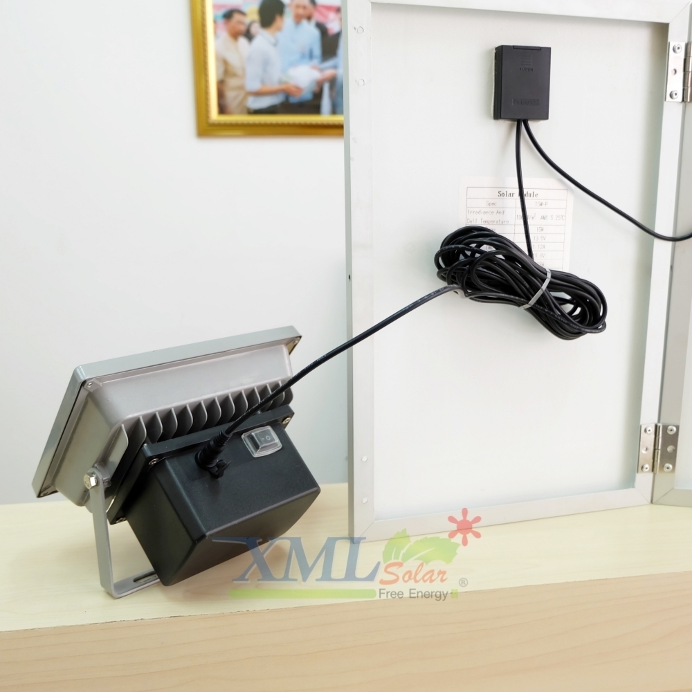 ไฟสปอตไลท์โซล่าเซลล์ รุ่น 30 Watt (เเสง : เหลืองวอมไวท์)