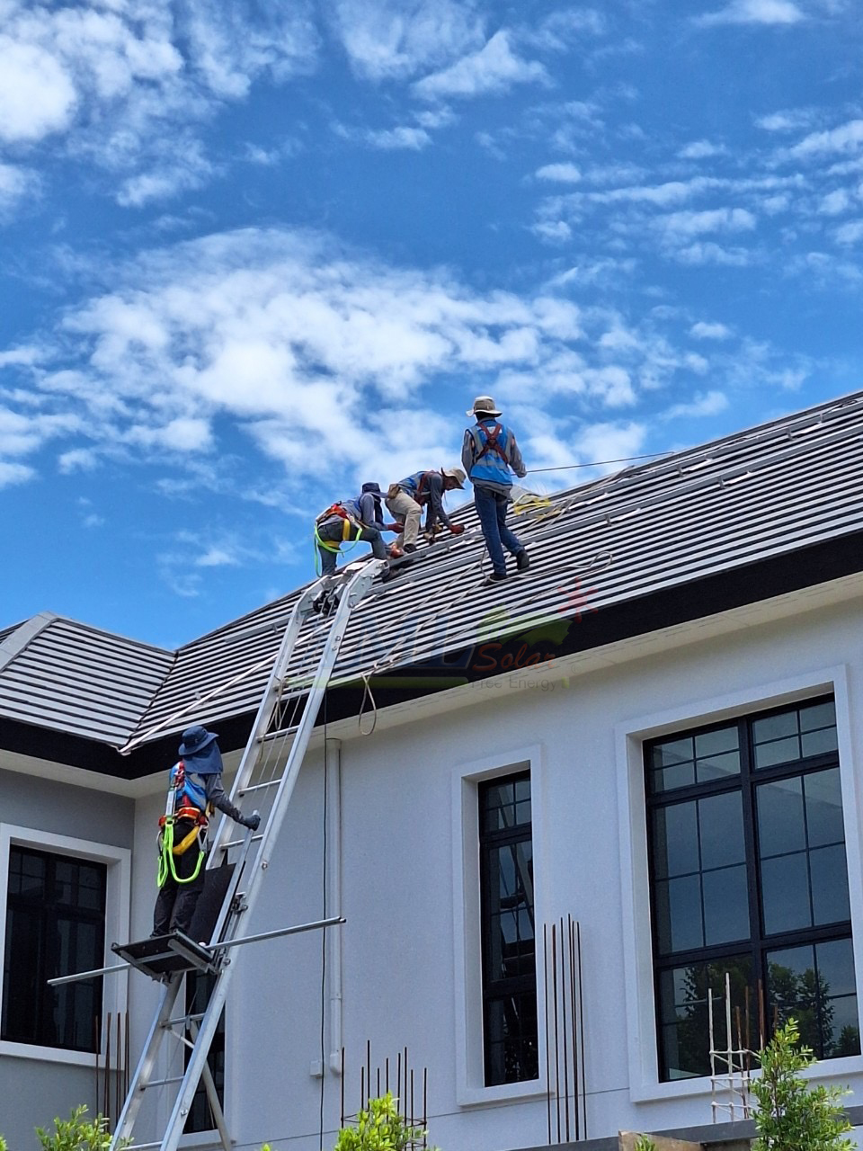 ระบบโซล่าเซลล์ติดหลังคา Enphase Solar Rooftop ขนาด 10.08 KW (ON-GRID) 3 Phase พร้อมติดตั้ง