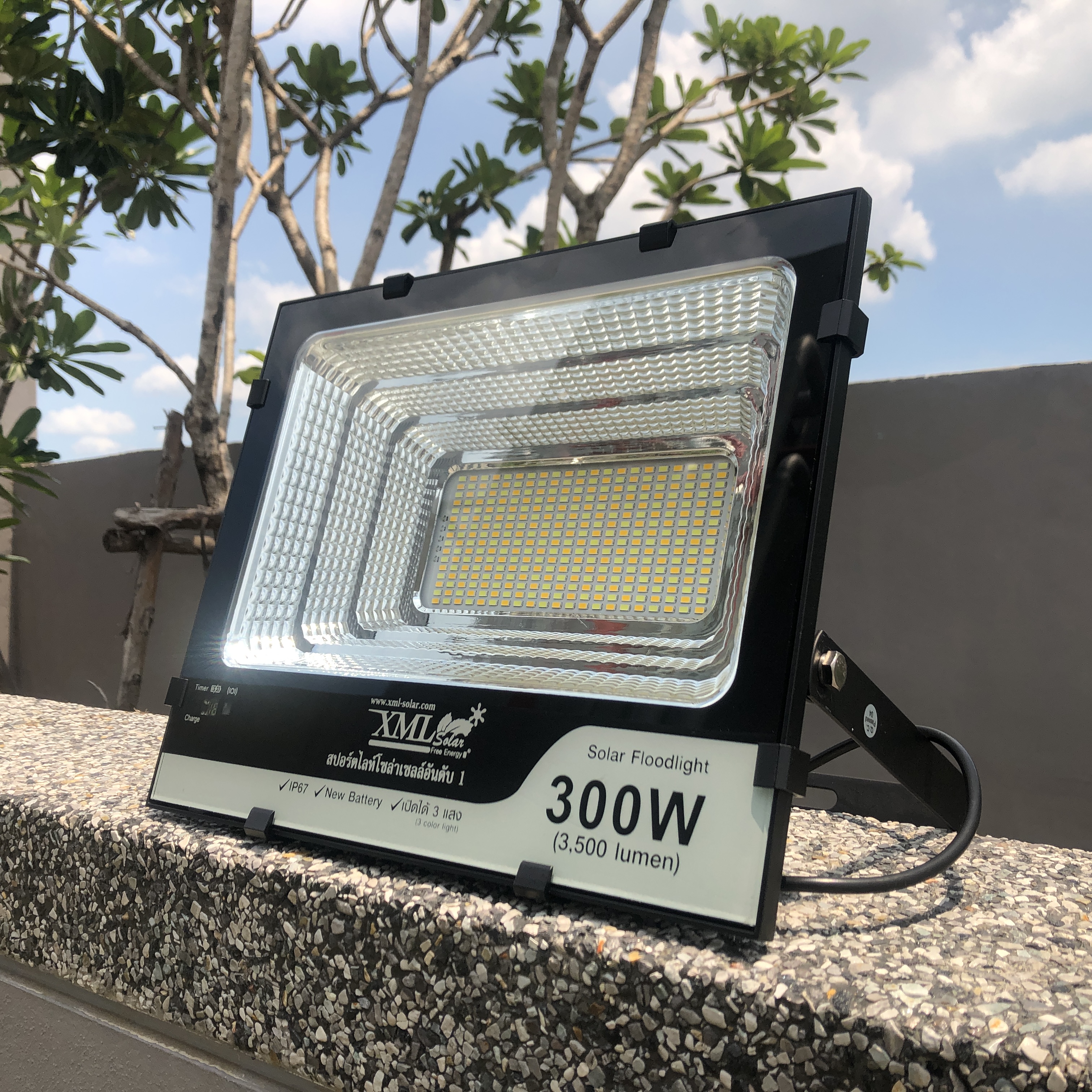 ไฟสปอตไลท์โซล่าเซลล์ 300 Watt กล่องสีน้ำตาล (เปิดได้ 3 แสง)