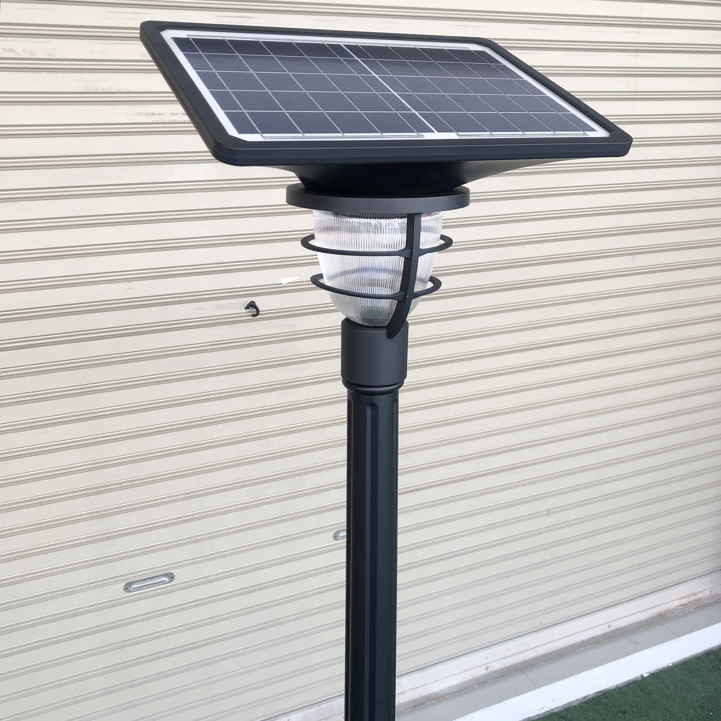 โคมไฟสนามโซล่าเซลล์ รุ่น solar bee (550 lm.) (แสง: ขาว)