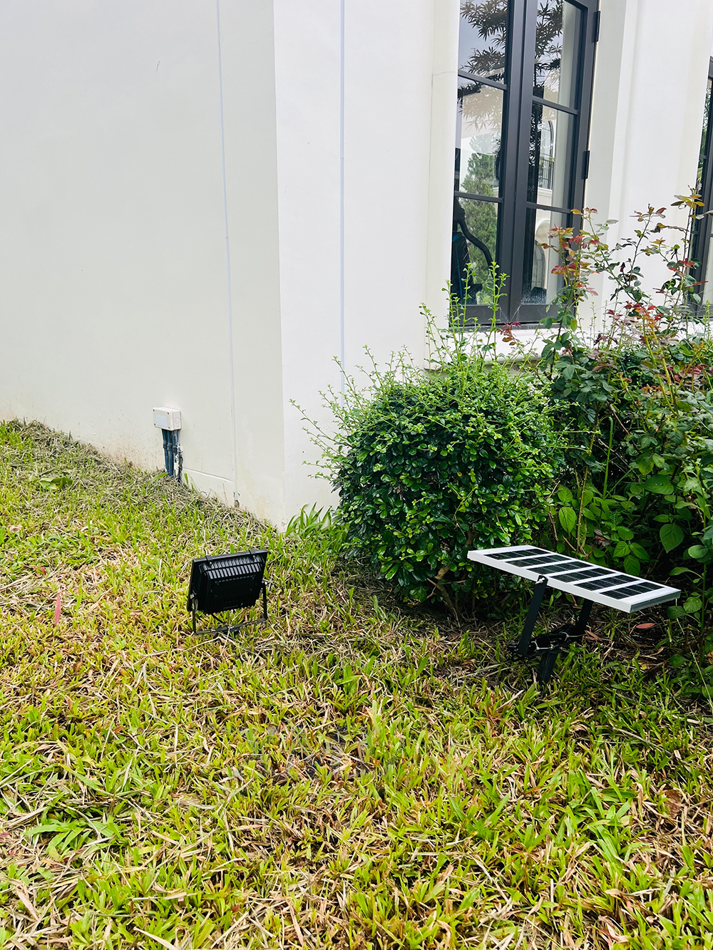 ไฟสปอตไลท์โซล่าเซลล์ 30 Watt กล่องสีน้ำตาล (เปิดได้ 3 แสง)
