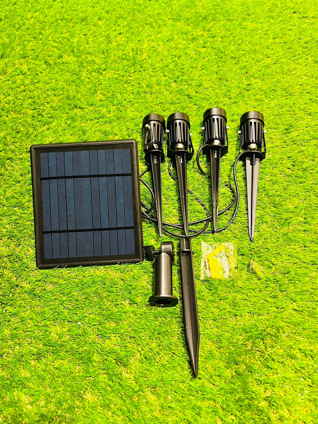 สปอร์ตไลท์ปักสนามโซล่าเซลล์ DC-11S รุ่น 4 หัว สาย 3 เมตร (หัวเล็ก)(แสง : เหลืองวอมไวท์)