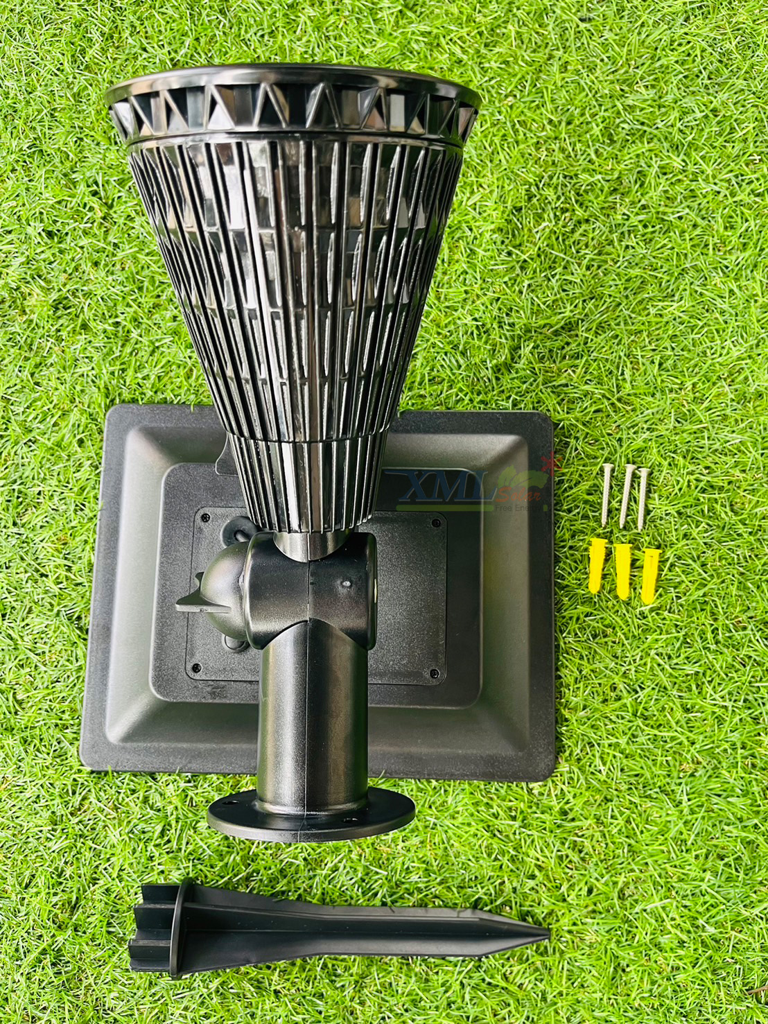 สปอร์ตไลท์ปักสนามโซล่าเซลล์ รุ่น TB-2018L (แสง : เหลืองวอมไวท์)