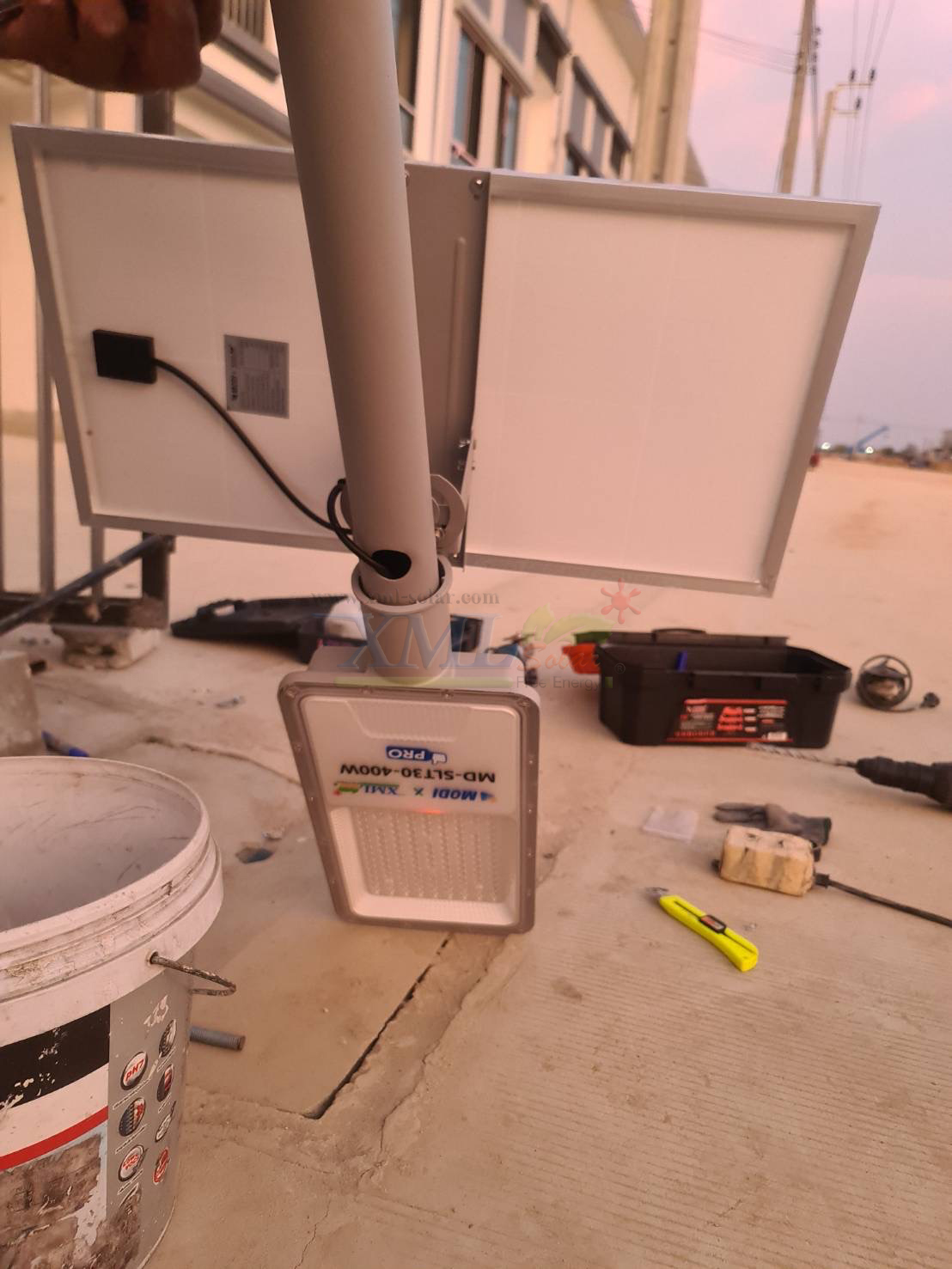 โคมไฟถนนโซล่าเซลล์ 400W รุ่น MD-SLT30-400W (แสง : ขาว)