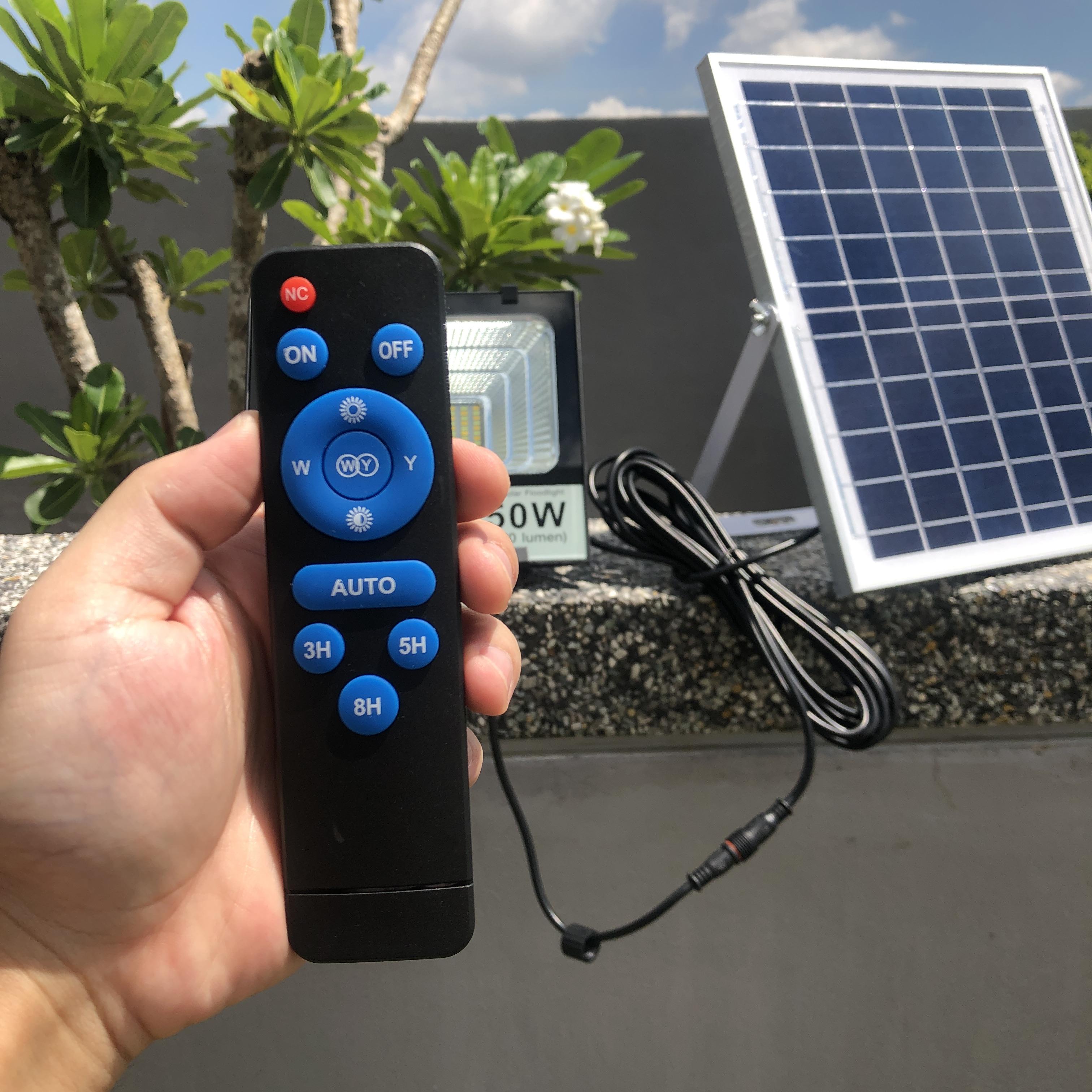 ไฟสปอตไลท์โซล่าเซลล์ 50 Watt กล่องสีน้ำตาล (เปิดได้ 3 แสง)