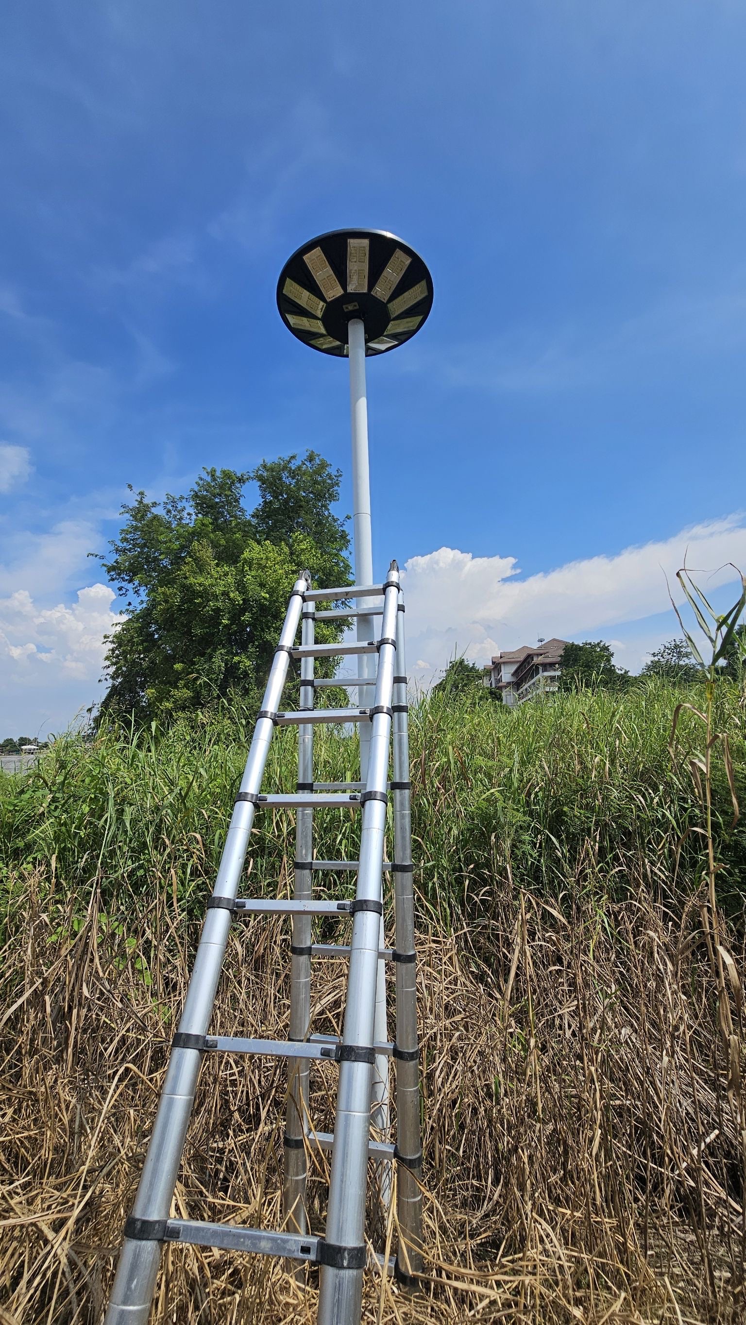 โคมไฟโซล่าเซลล์ UFO ทรงกลม (ขนาดใหญ่สุด 75 ซม.) (เปิดได้ 3 แสง) รุ่น MD-SLT38-500W