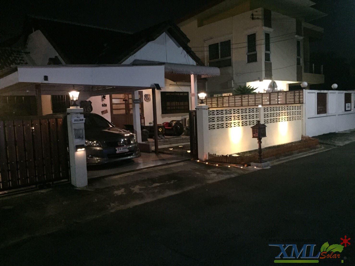 โคมไฟโซล่าเซลล์ ติดผนัง ทรงสามเหลี่ยม 38 SMD LED (เเสง : เหลืองวอมไวท์) 1 แถม 1