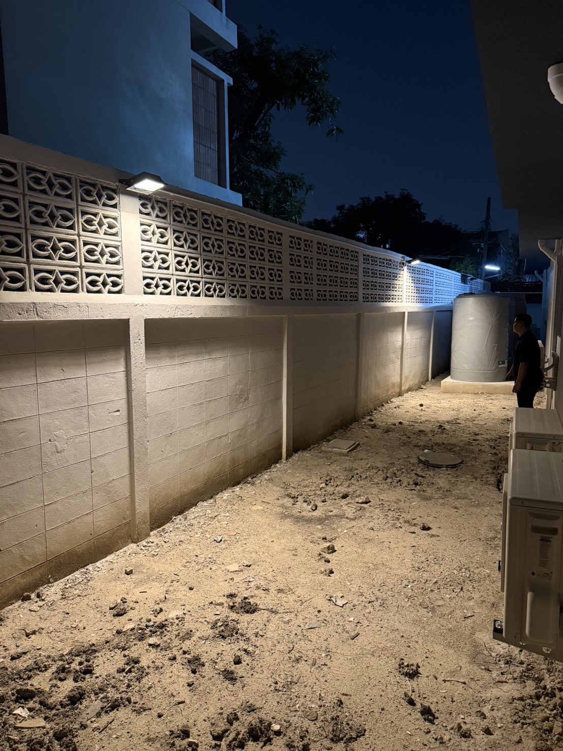 ไฟสปอตไลท์โซล่าเซลล์ 100 Watt กล่องสีน้ำตาล (เปิดได้ 3 แสง)