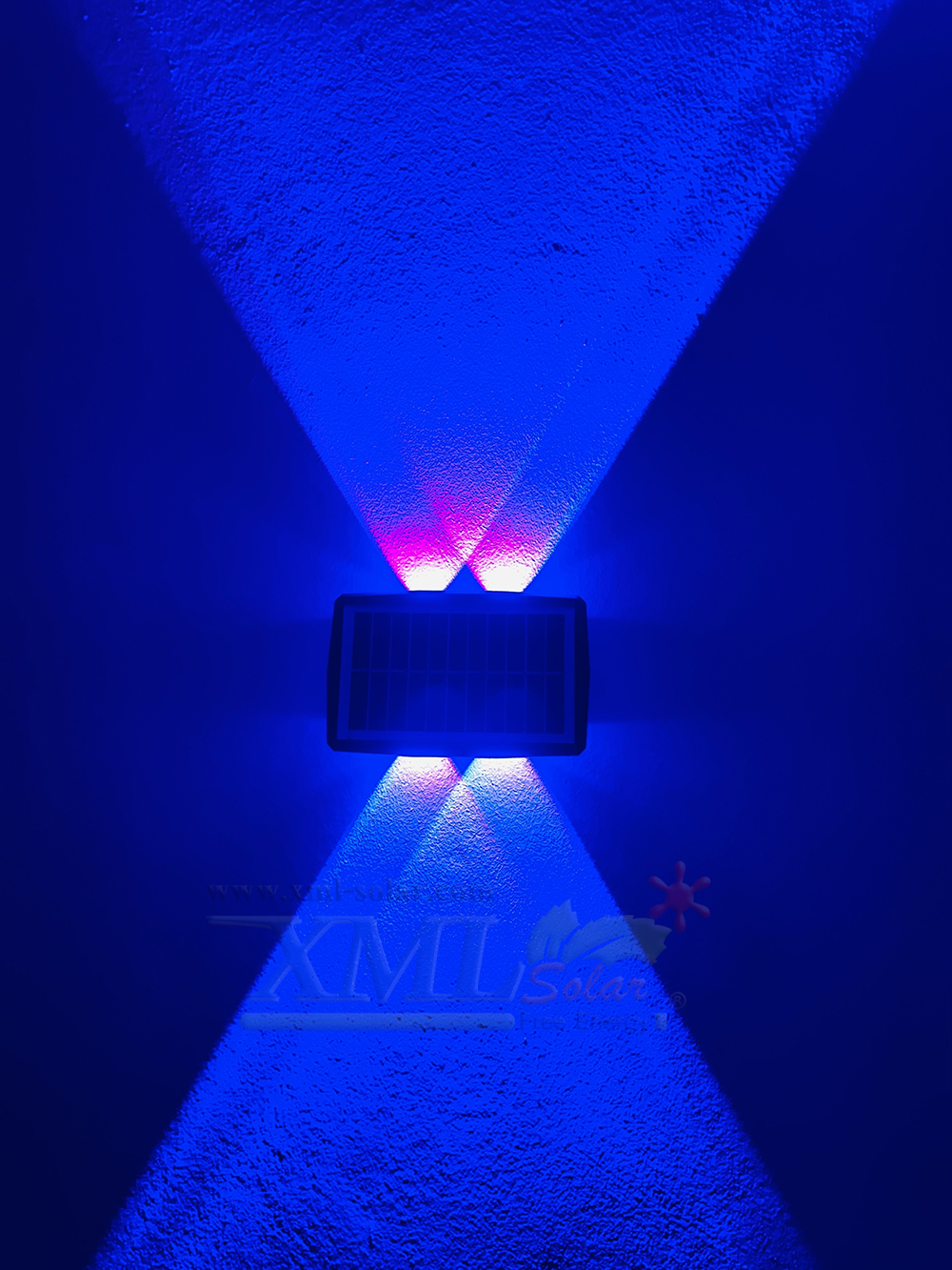 โคมไฟผนังโซล่าเซลล์ 4 LED รุ่นส่องบนล่าง (แสง : RGB)