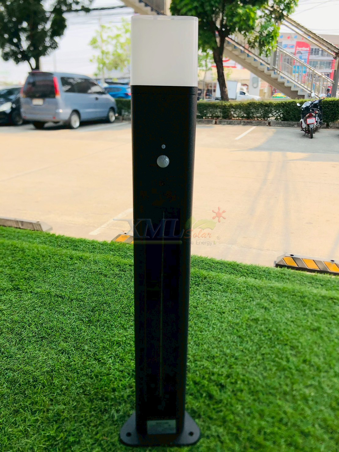 ทรงพีระมิด สีดำ โคมใส 65 cm (แสง : ขาว + เหลืองวอมไวท์)