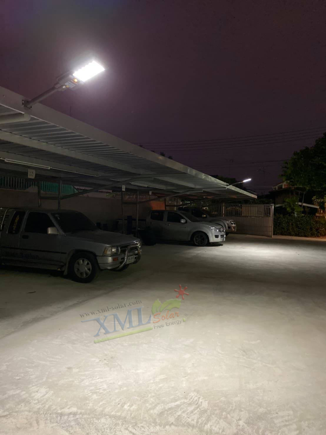 โคมไฟถนนโซล่าเซลล์ XML-Solar 200W (แสง : ขาว)(สว่างค้าง)