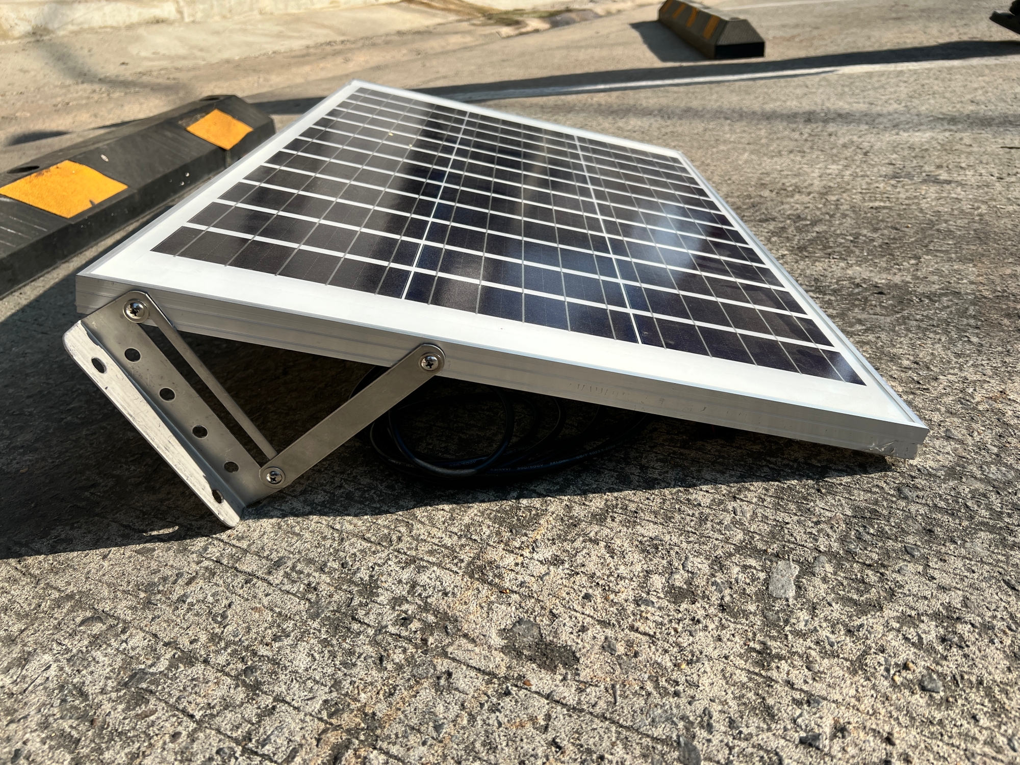 สปอร์ตไลท์โซล่าเซลล์ 1000 W. รุ่นใหม่ JD81000L (แสง : ขาว)