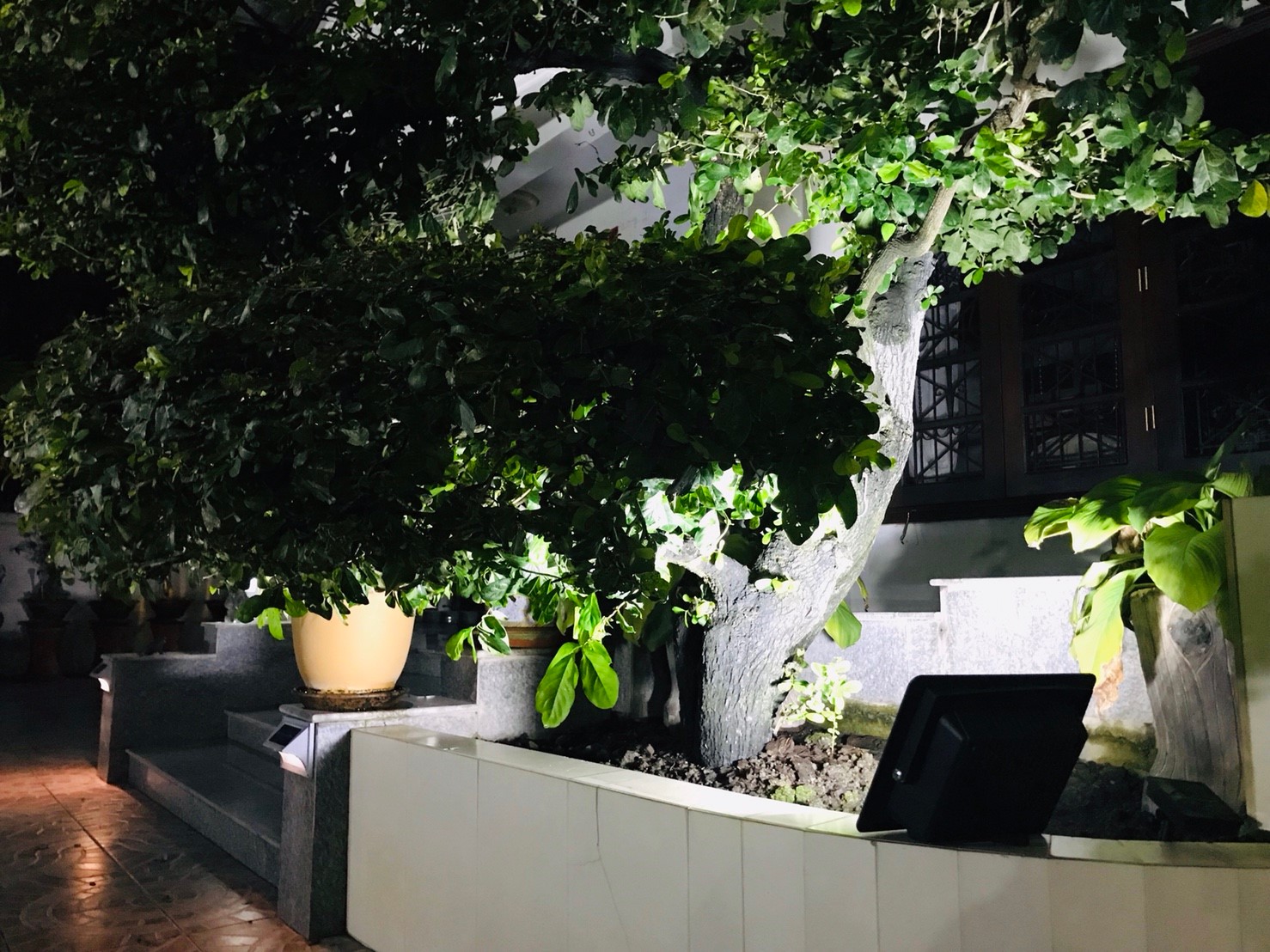 สปอร์ตไลท์โซล่าเซลล์ 60 W. รุ่นใหม่ JD8860L (แสง : ขาว)