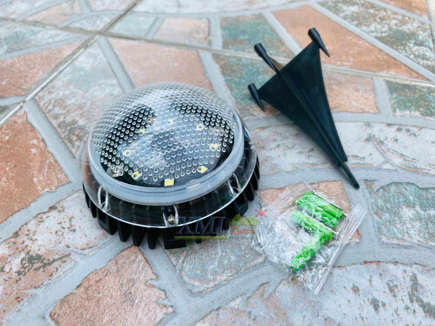 โคมไฟฝังพื้นโซล่าเซลล์ 8 LED ทรงกลมนูน (เเสง : ขาว)