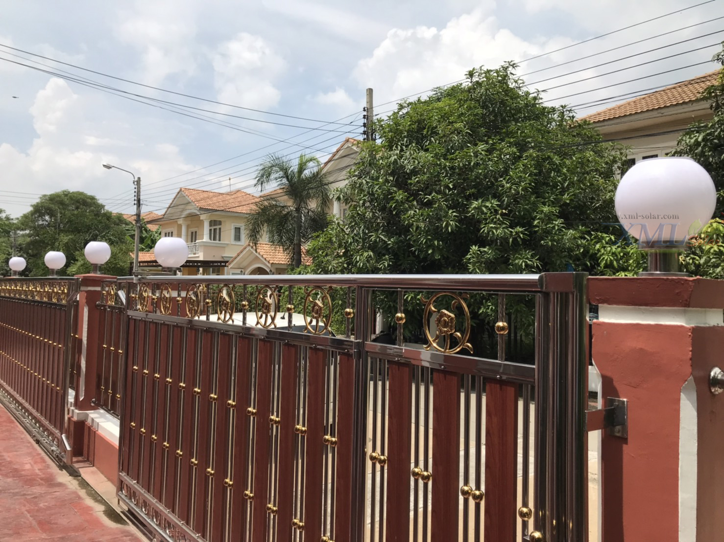 โคมไฟหัวเสาโซล่าเซลล์ ทรงกลมฐานสเเตนเลส (25 ซม.) + Remote (เปิดได้ 3 แสง)+AC