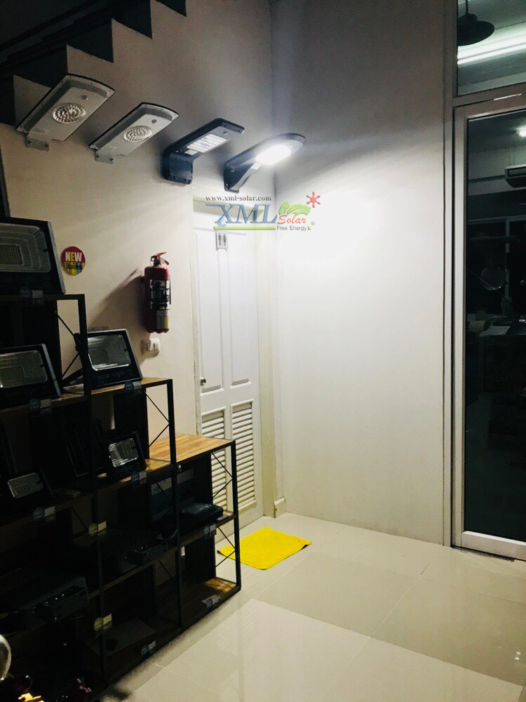 โคมไฟถนนโซล่าเซลล์ สีเทา 1200 lumens+Motion sensor (แสง ขาว )
