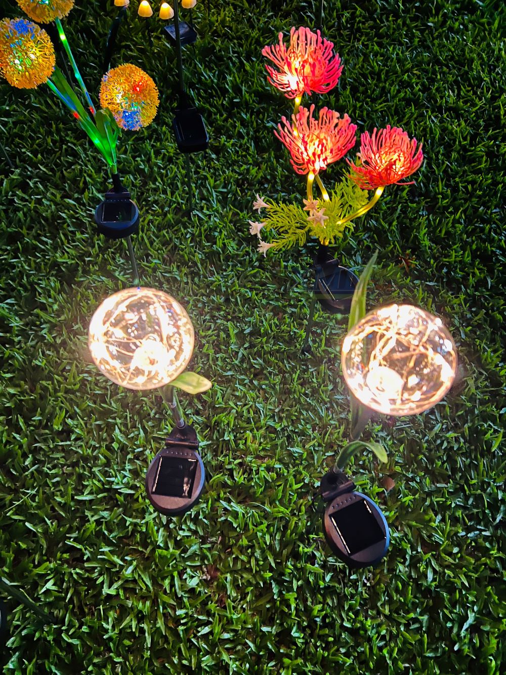 ไฟปักสนามโซล่าเซลล์ ทรงบอลกลม (แสง : เหลืองวอมไวท์)(1 แถม 1)