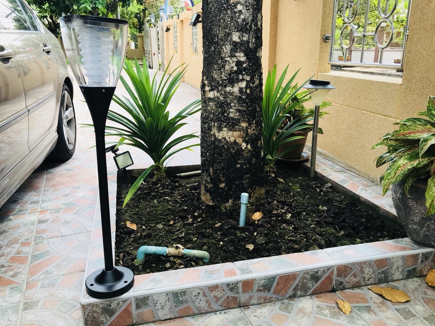 ไฟตั้งพื้นสนามโซล่าเซลล์ ทรงถ้วย (เเสง : ขาว)(1 แถม 1)