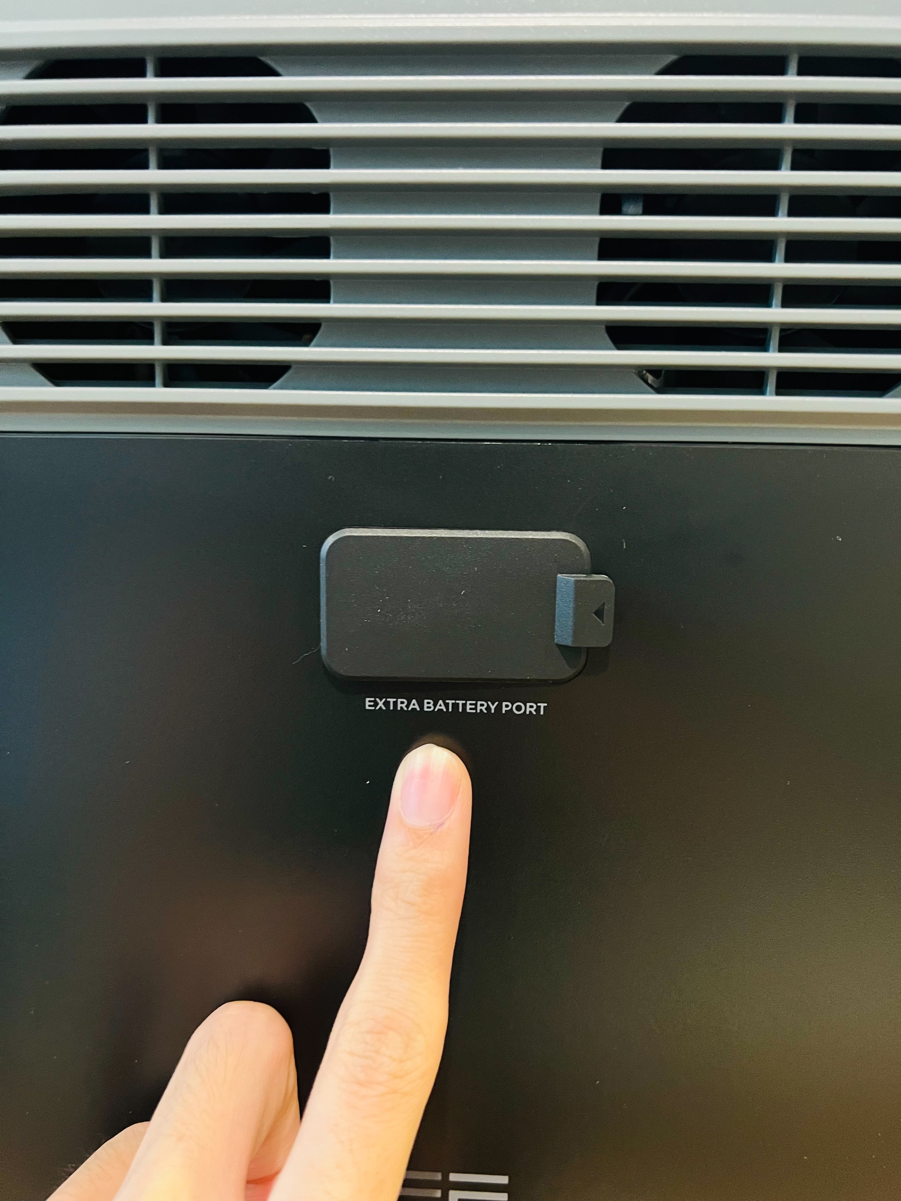 ชุดไฟอเนกประสงค์โซล่าเซลล์ รุ่น DELTA 2 (กำลังสูงสุด 2700W) + แผงโซล่าเซลล์แบบโค้งงอได้ 120W