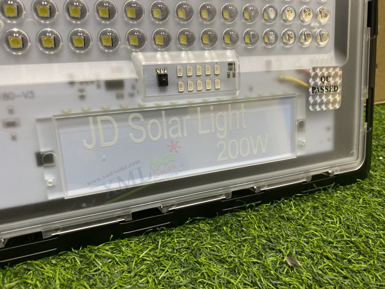 ไฟสปอตไลท์โซล่าเซลล์ 200W SLIM (แสง : เหลืองวอมไวท์)