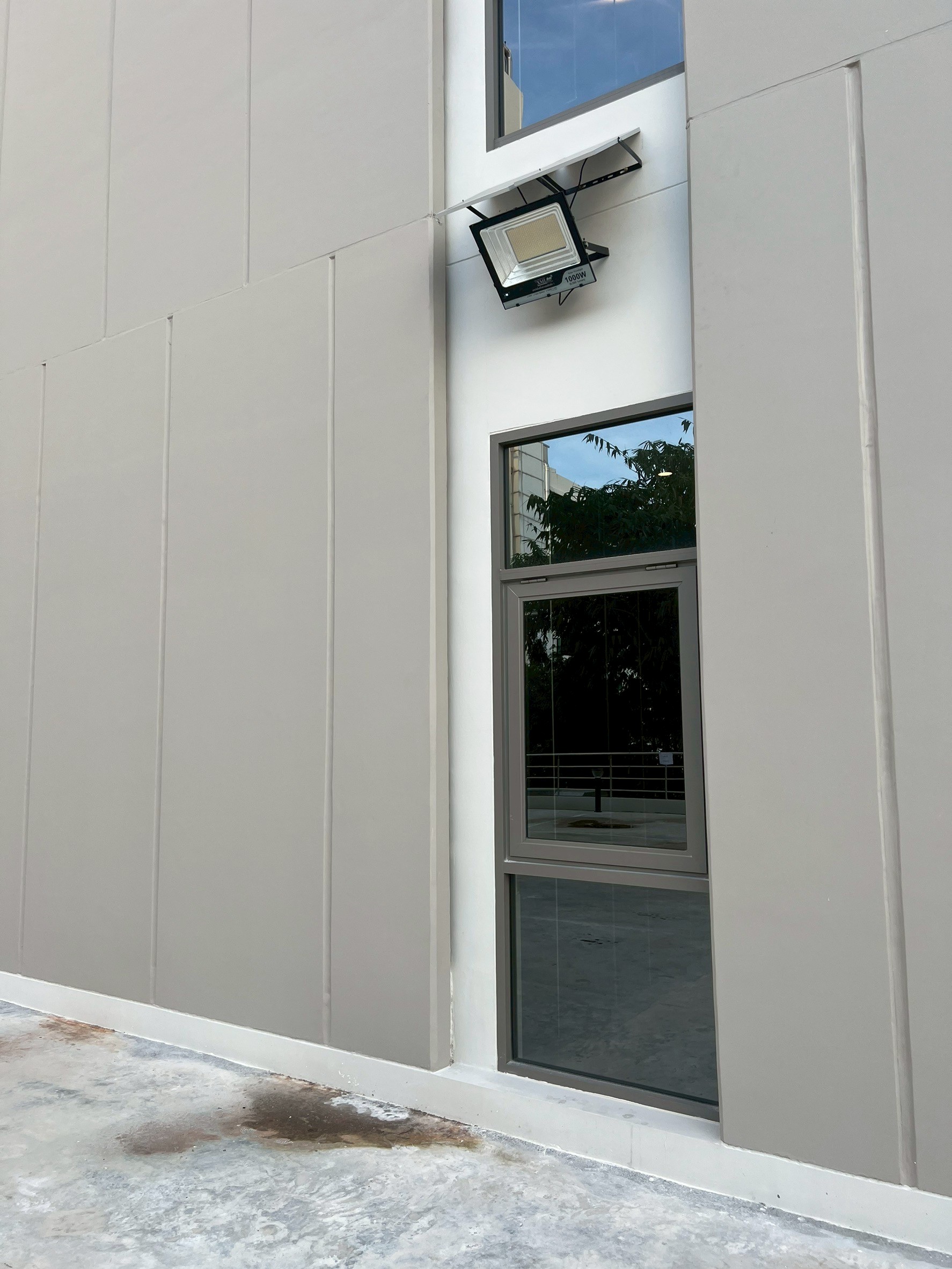 ไฟสปอตไลท์โซล่าเซลล์ 1000 Watt กล่องสีน้ำตาล (เปิดได้ 3 แสง)