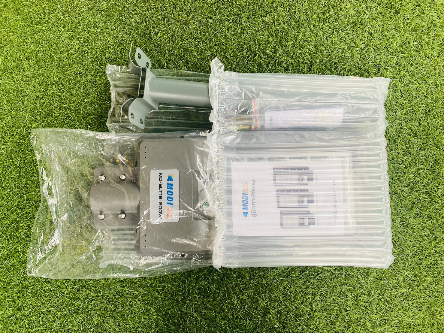 โคมไฟถนนโซล่าเซลล์ XML-Solar 200W (แสง : ขาว)(สว่างค้าง)