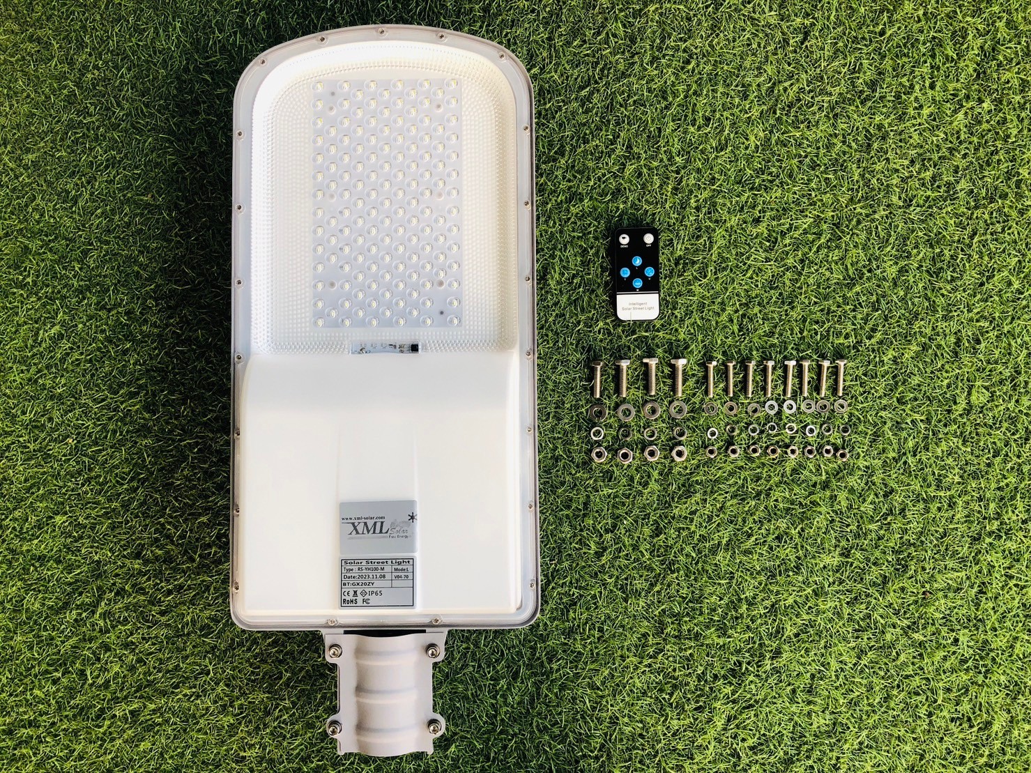 โคมไฟถนนโซล่าเซลล์ Series Y แผงเเยกโคมได้ (6,400Lumens + แผง 100 W) (แสง : ขาว)