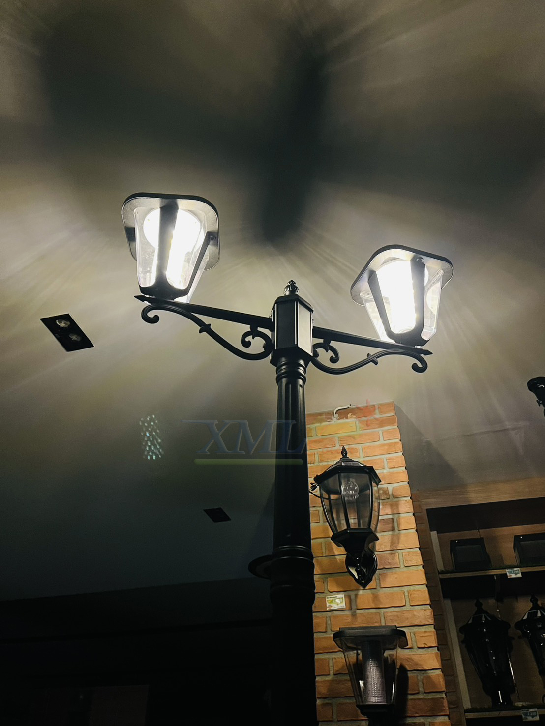 โคมไฟโซล่าเซลล์ รุ่น TT-516 (ตัวโคม + เสาไฟ 2.6 เมตร)(เปิดได้ 2 แสง)