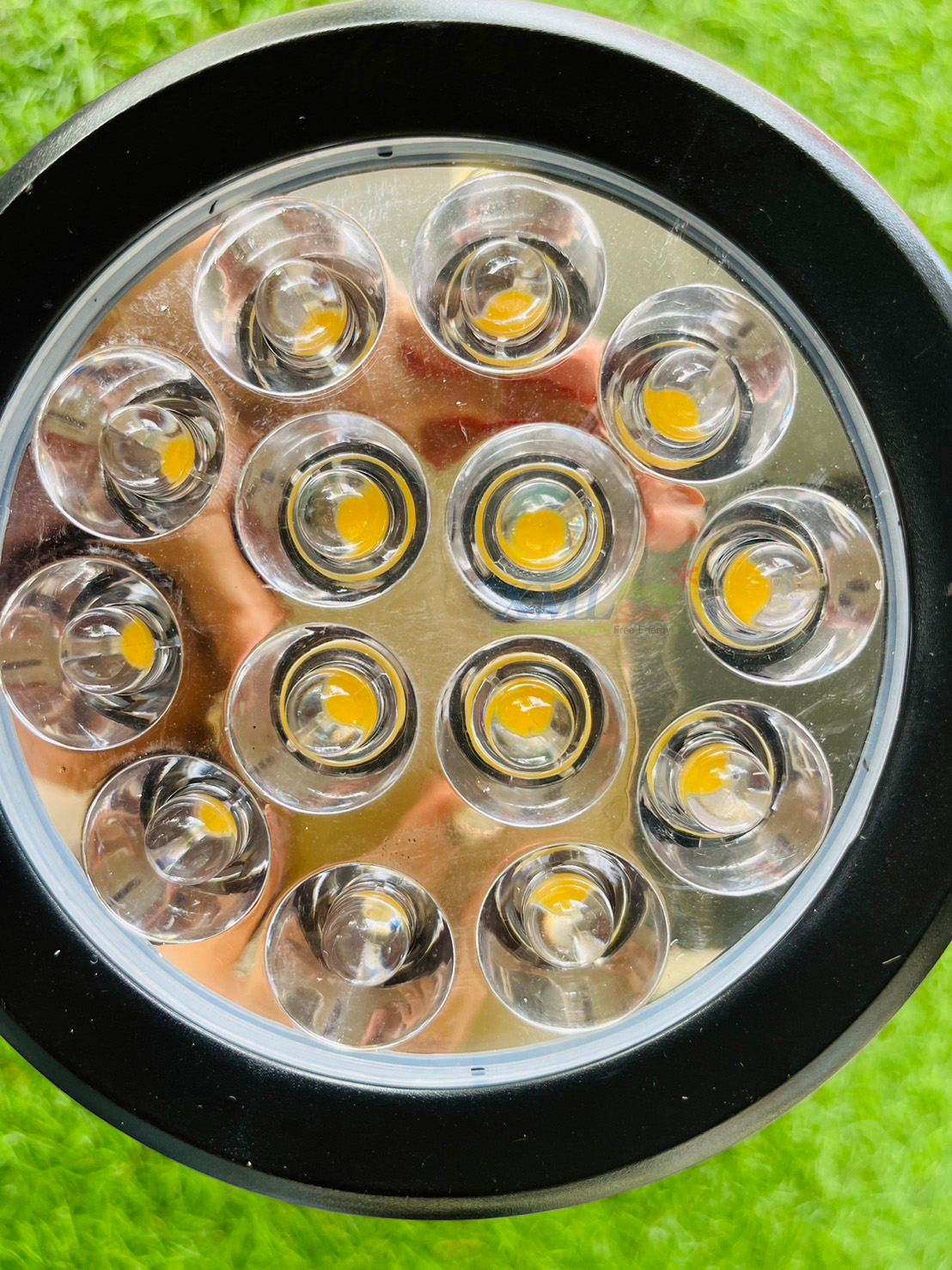 สปอร์ตไลท์ปักสนามโซล่าเซลล์ รุ่น TB-2018L (แสง : เหลืองวอมไวท์)