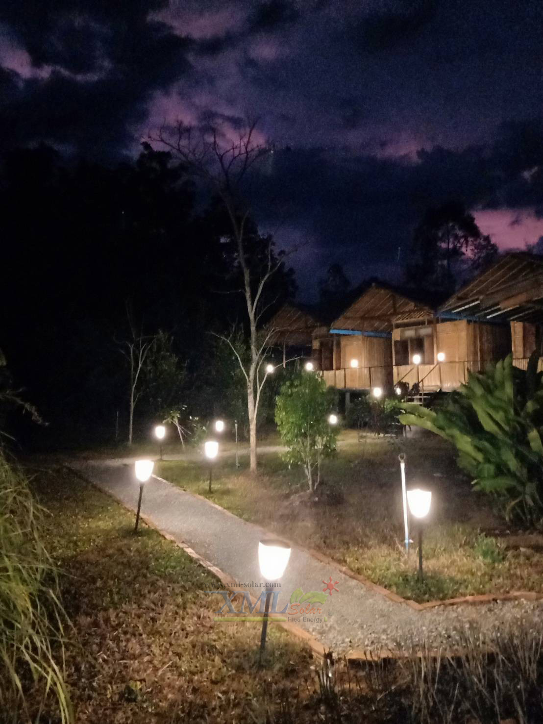 ไฟตั้งพื้นสนามโซล่าเซลล์ ทรงถ้วย (เเสง : เหลืองวอมไวท์)(1 แถม 1)