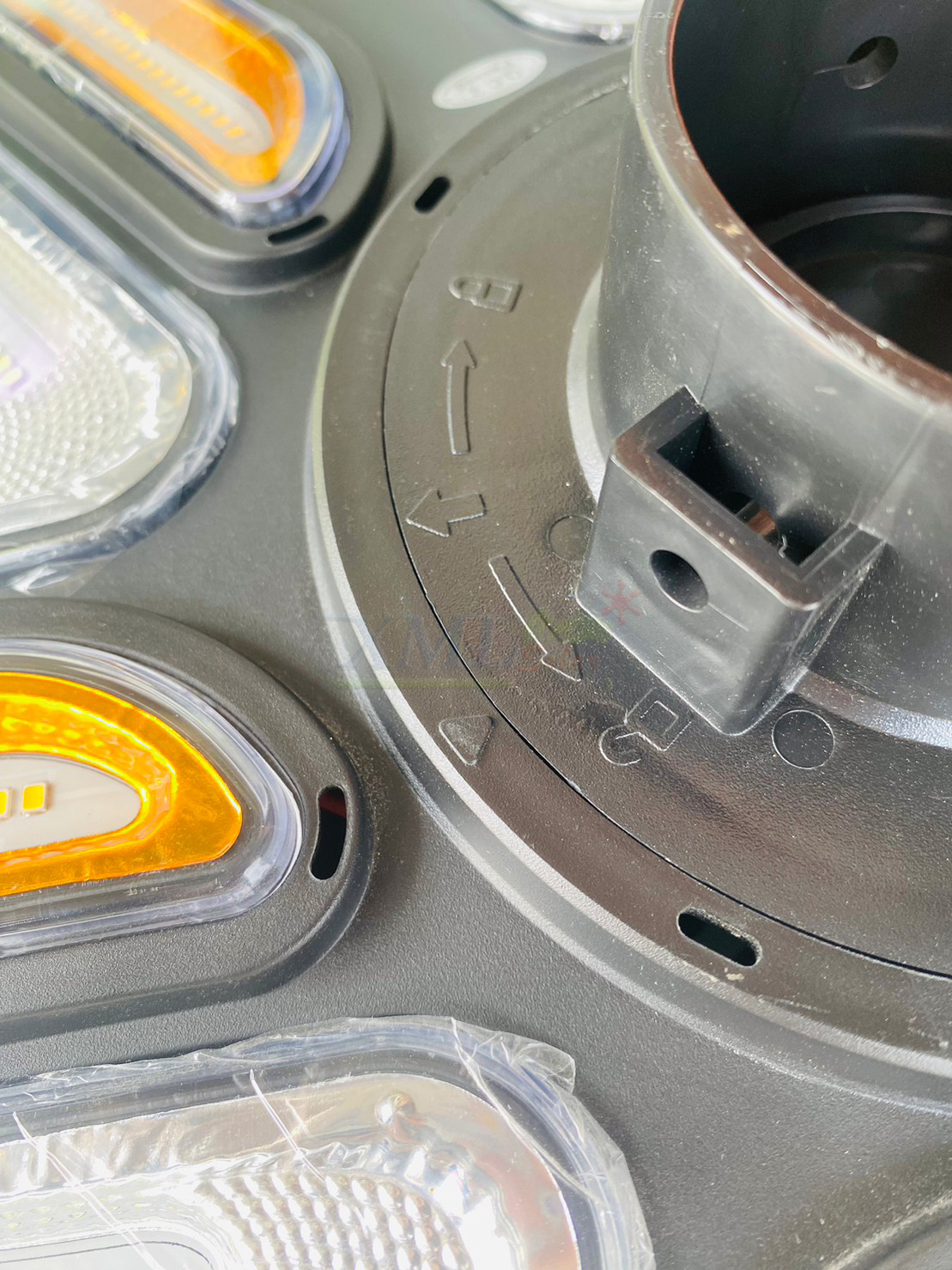 โคมไฟถนนโซล่าเซลล์ UFO ทรงกลมแถบเหลือง รุ่น MODI x XML 300W + Motion Sensor (แสง : ขาว)