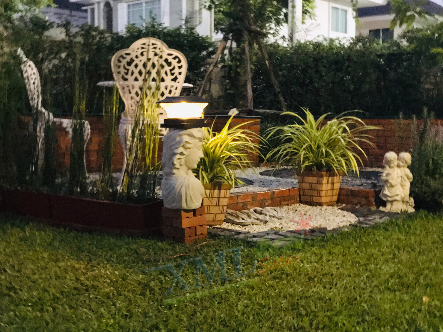 โคมไฟหัวเสาโซล่าเซลล์ ทรงสี่เหลี่ยม รุ่นใหม่ (เเสง : เหลืองวอมไวท์)