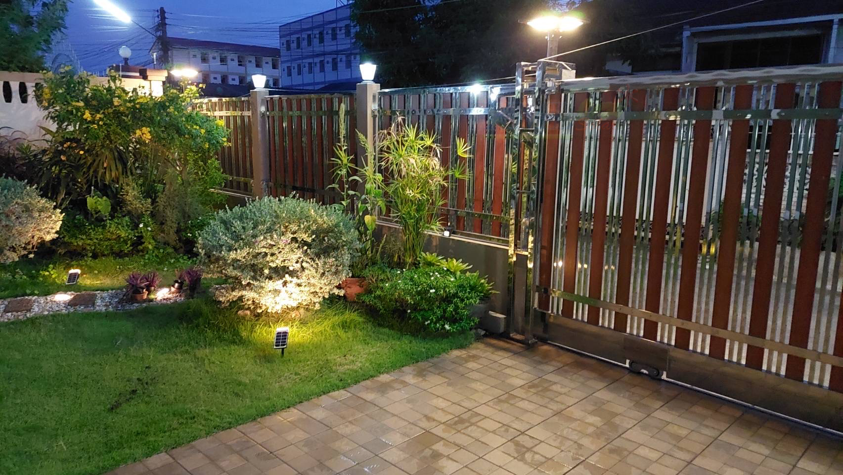 ชุดเสาพร้อมโคม SET B (โคมไฟโซล่าเซลล์ UFO SLT28-300W + เสาเหล็กดำสูง 2.82 เมตร)(แสงขาว)