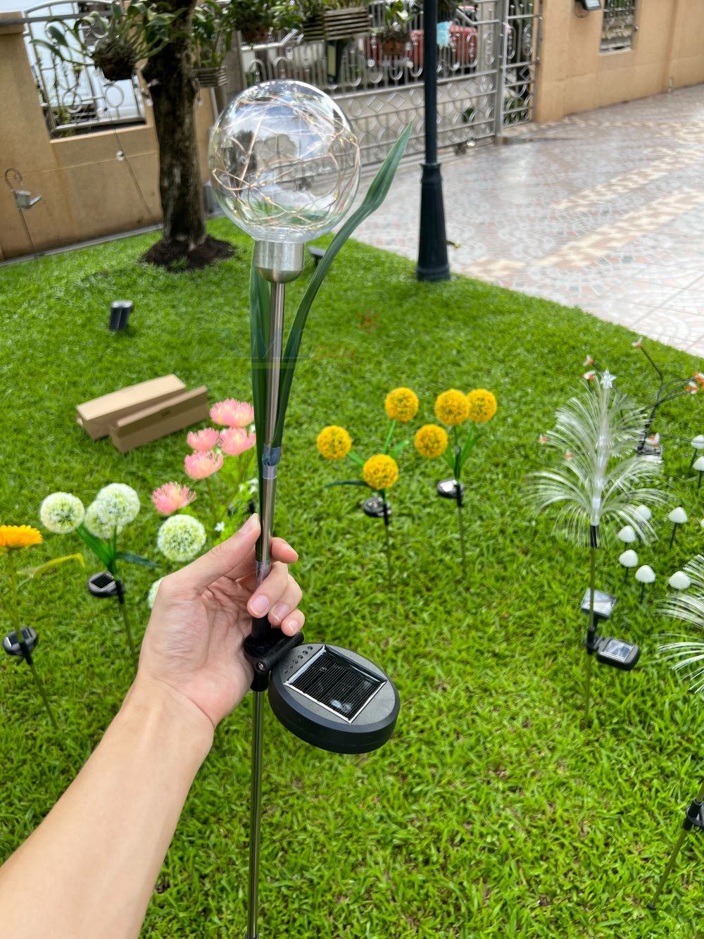ไฟปักสนามโซล่าเซลล์ ทรงบอลกลม (แสง : เหลืองวอมไวท์)(1 แถม 1)