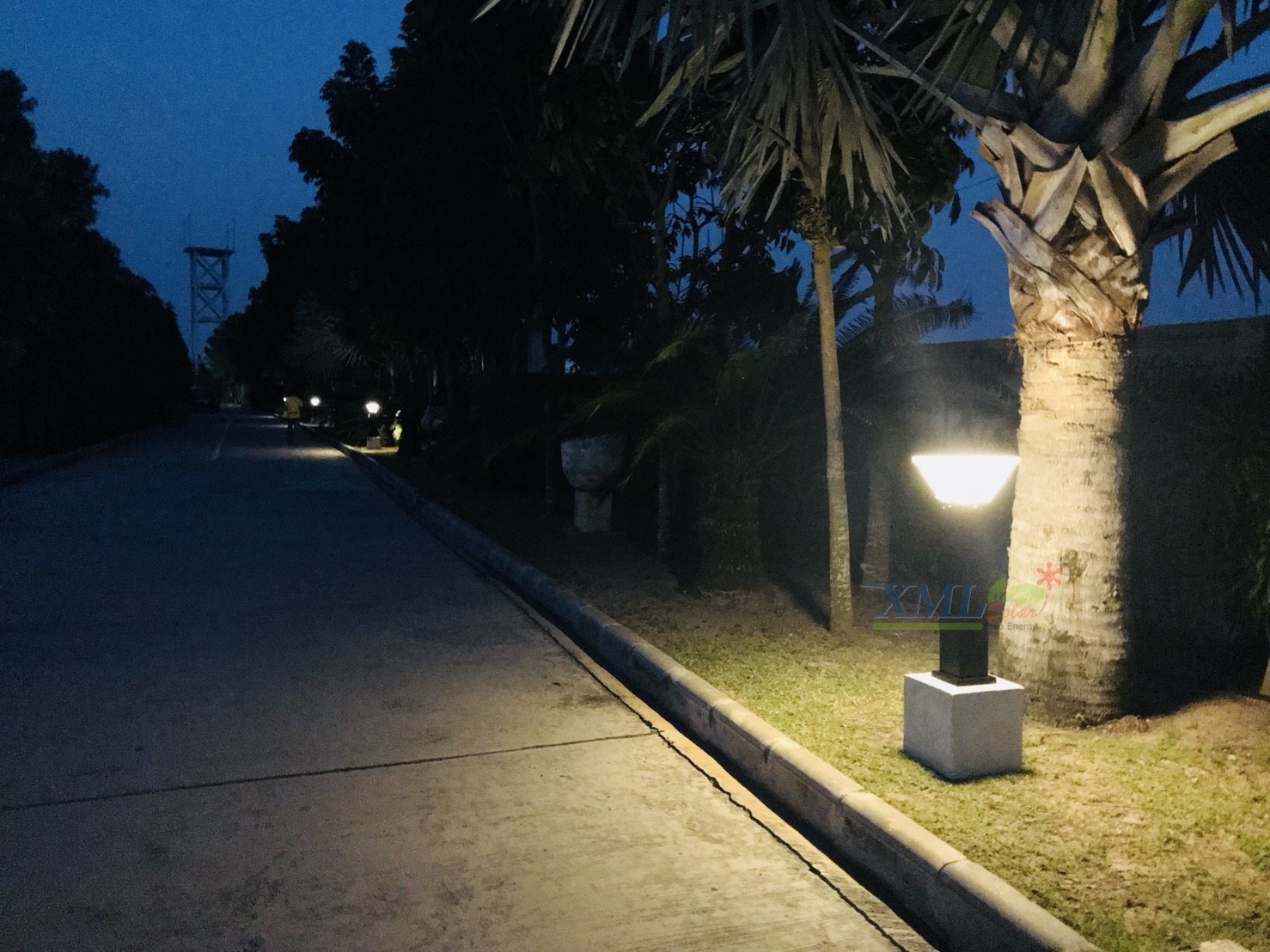 ไฟตั้งพื้นโซล่าเซลล์ ทรง พีระมิด สีดำ โคมใส (80 cm) (แสง : ขาว + เหลืองวอมไวท์)