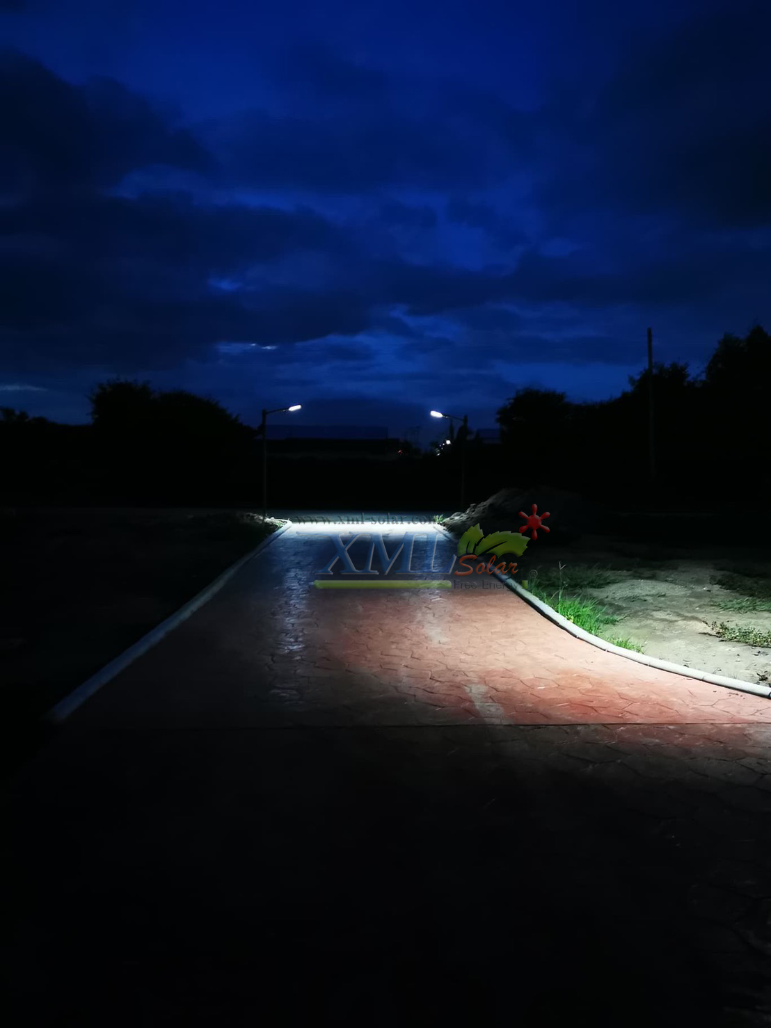 โคมไฟถนนโซล่าเซลล์ XML-Solar 200W (แสง : ขาว)(สว่างค้าง)