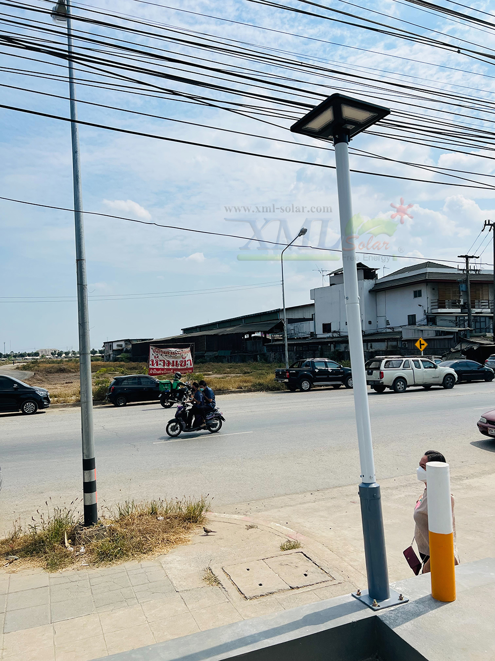 ชุดเสาพร้อมโคม SET B (โคมไฟโซล่าเซลล์ UFO SLT28-300W + เสาเหล็กดำสูง 2.82 เมตร)(แสงขาว)