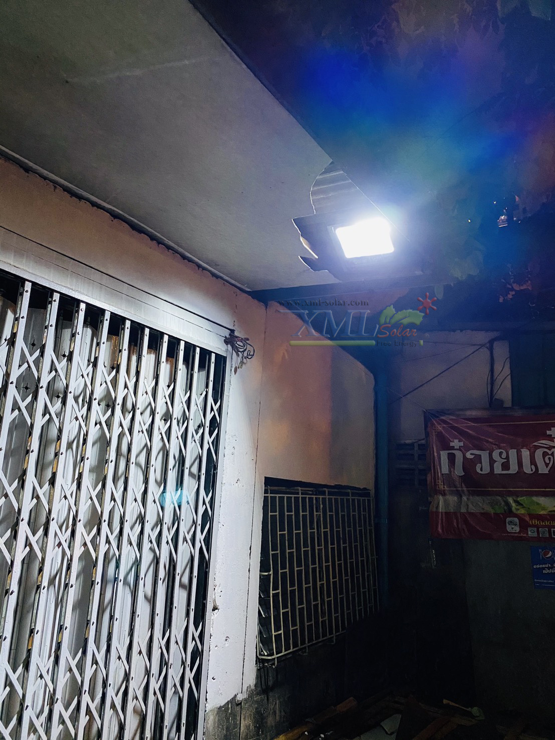 สปอร์ตไลท์โซล่าเซลล์ 100 W. รุ่นใหม่ JD8800L (แสง : ขาว)