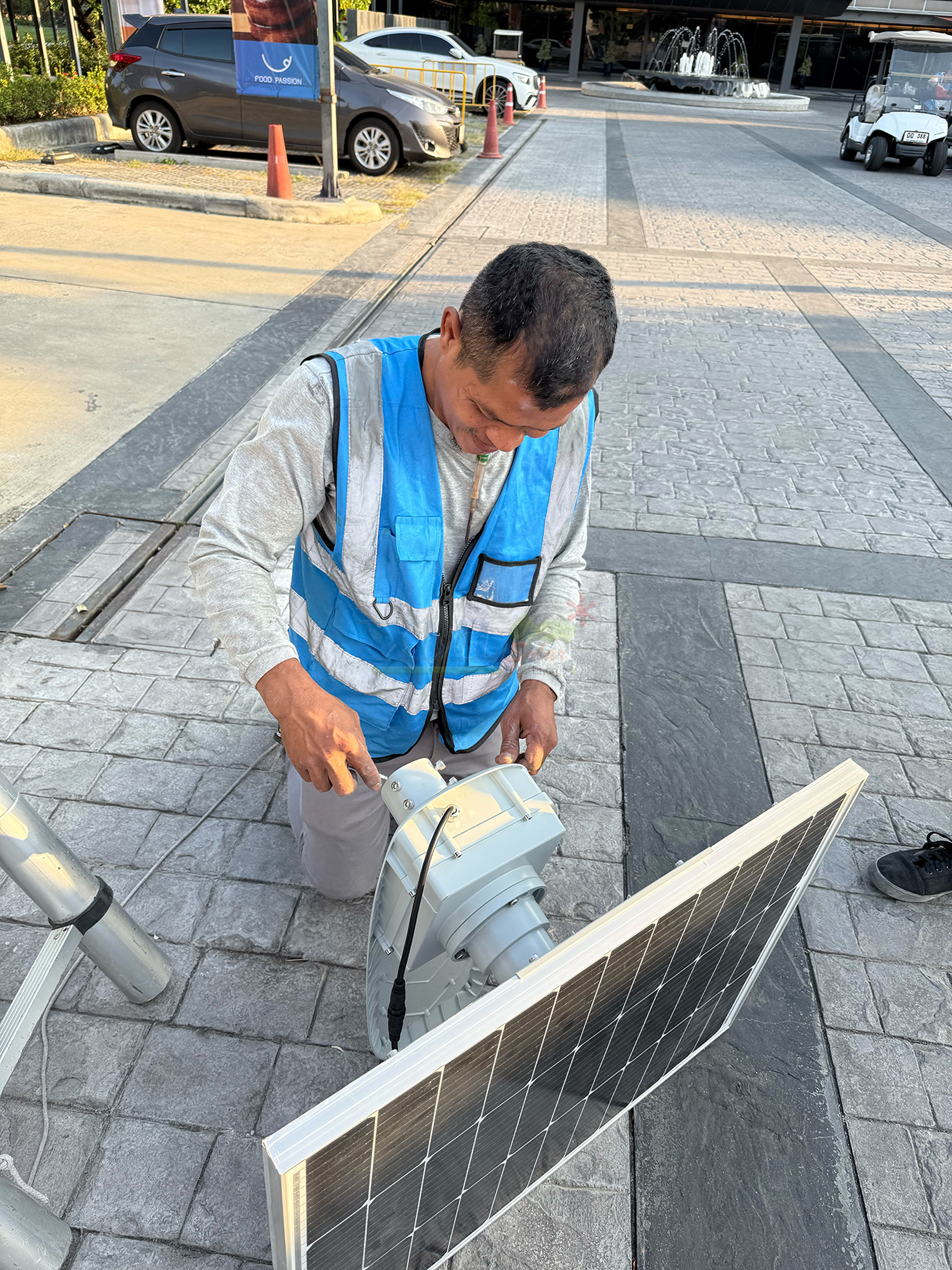 โคมไฟถนนโซล่าเซลล์อัจฉริยะ (รุ่น 6,300Lumens + แผง 80 W) (แสง : ขาว)