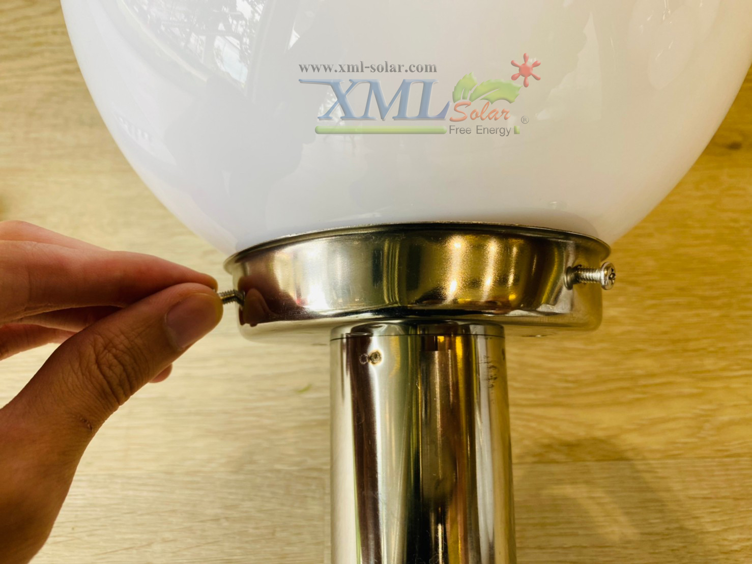 โคมไฟหัวเสาโซล่าเซลล์ ทรงกลมฐานสเเตนเลส (20 ซม.) + Remote (เปิดได้ 3 แสง)+AC