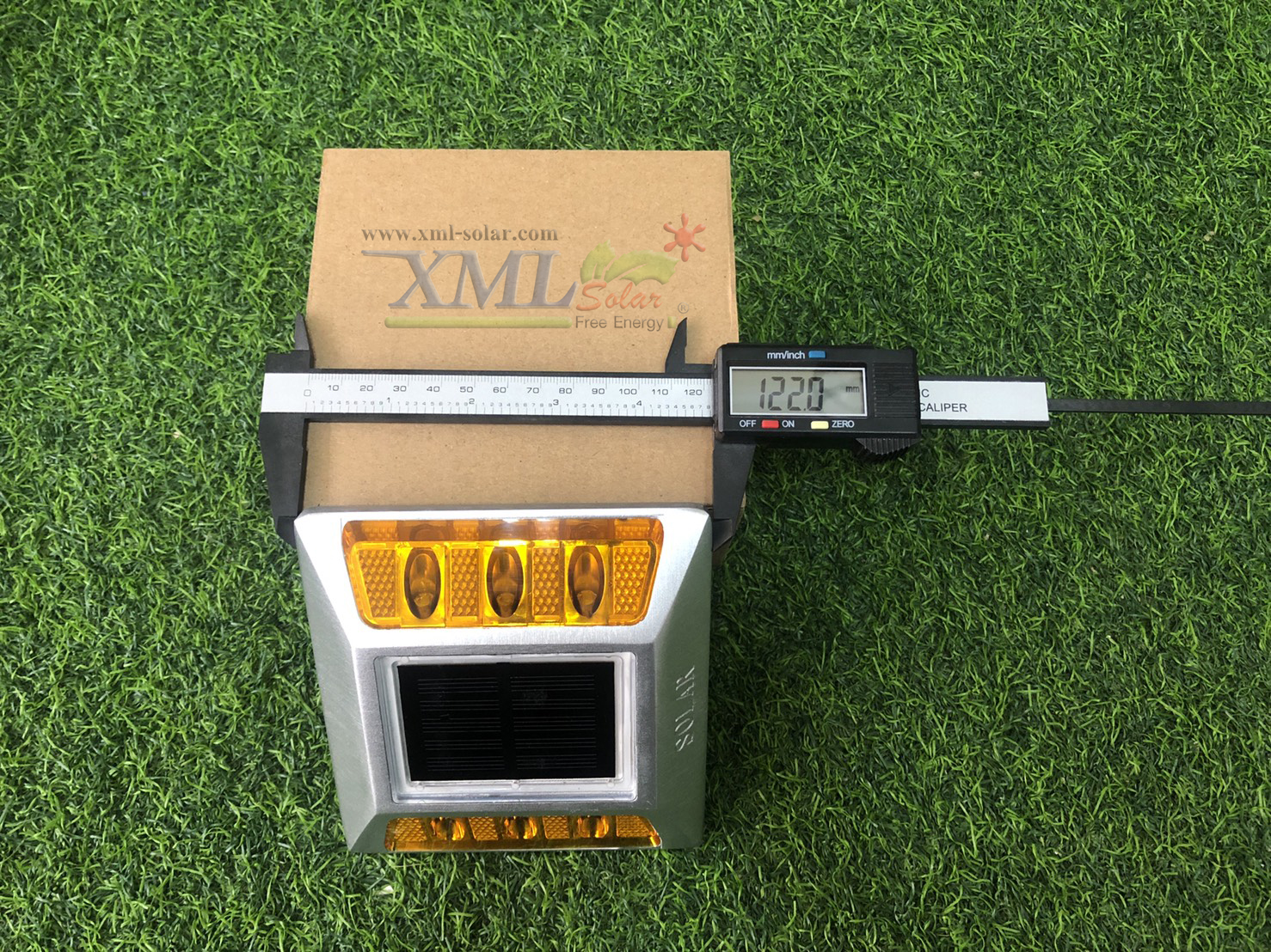 ไฟหมุดถนนโซล่าเซลล์ 6 LED Premium IP68 รุ่น มีเดือย (เเสง : เหลืองกระพริบ)