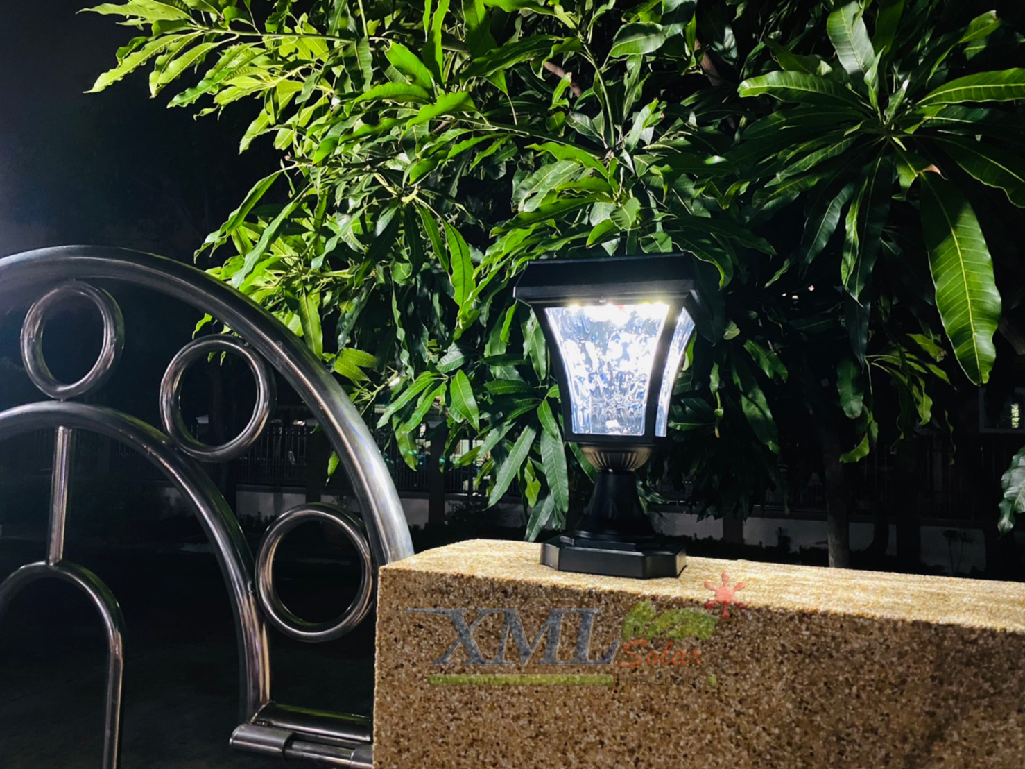 โคมไฟหัวเสาโซล่าเซลล์ รุ่นใหม่ ระบบสัมผัส (เเสง : ขาว)