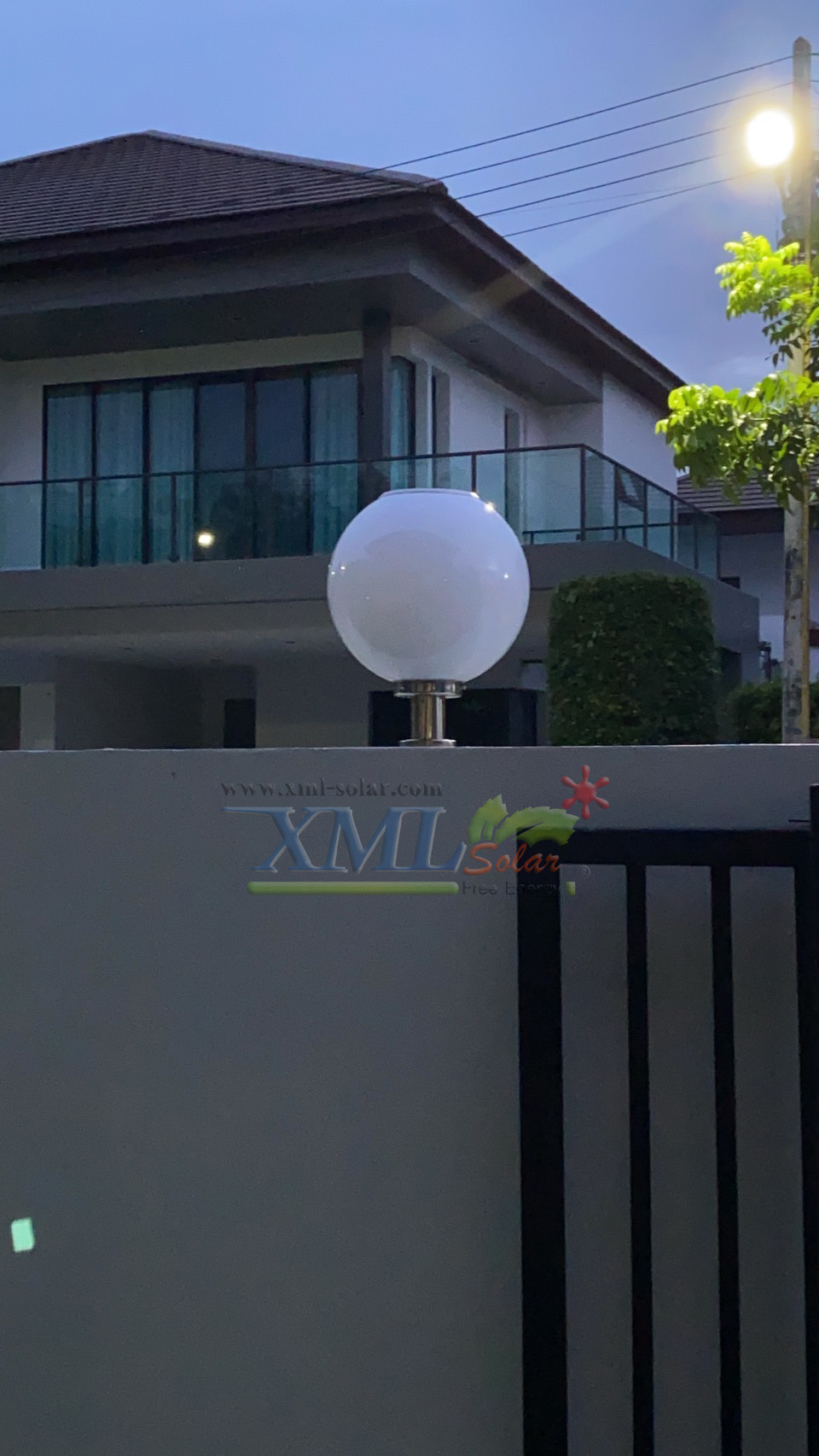 โคมไฟหัวเสาโซล่าเซลล์ ทรงกลมฐานสเเตนเลส (30 ซม.) + Remote (เปิดได้ 3 แสง)+AC