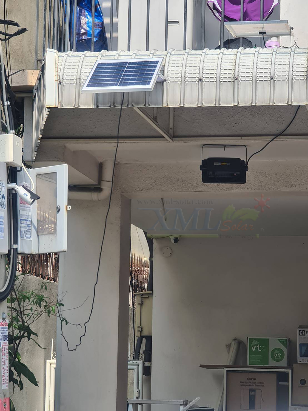 ไฟสปอตไลท์โซล่าเซลล์ 100 Watt กล่องสีน้ำตาล (เปิดได้ 3 แสง)