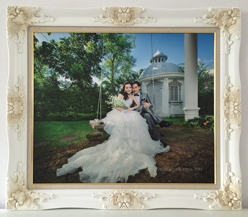 กรอบหลุยส์ไม้แท้ รุ่น Hana 20x24 นิ้ว สีขาว รวมอัดภาพเคลือบภาพ