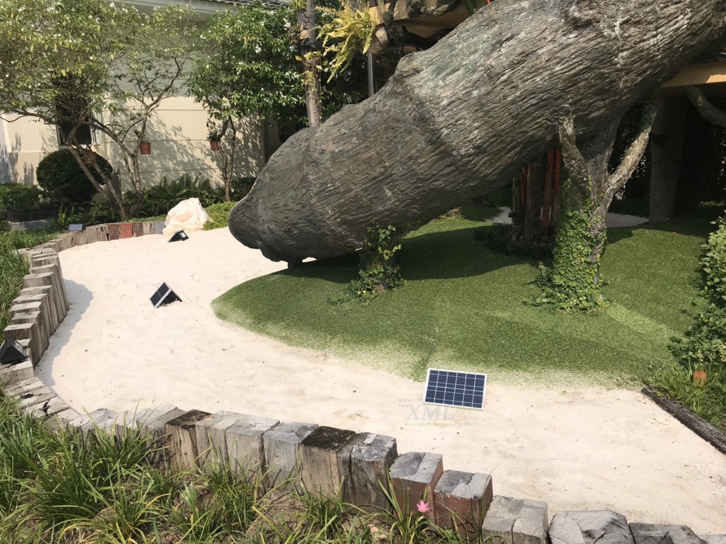 รุ่นประหยัด ไฟสปอตไลท์โซล่าเซลล์ 40 W. รุ่น MODI x XML (เปิดได้ 3 แสง)