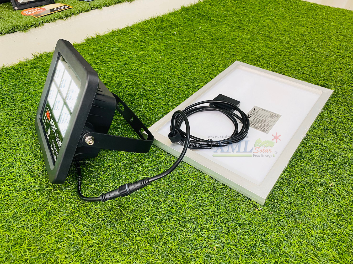 ไฟสปอตไลท์โซล่าเซลล์ 80 W. รุ่น Modi x XML (เเสง : ขาว) (1 เเถม 1)